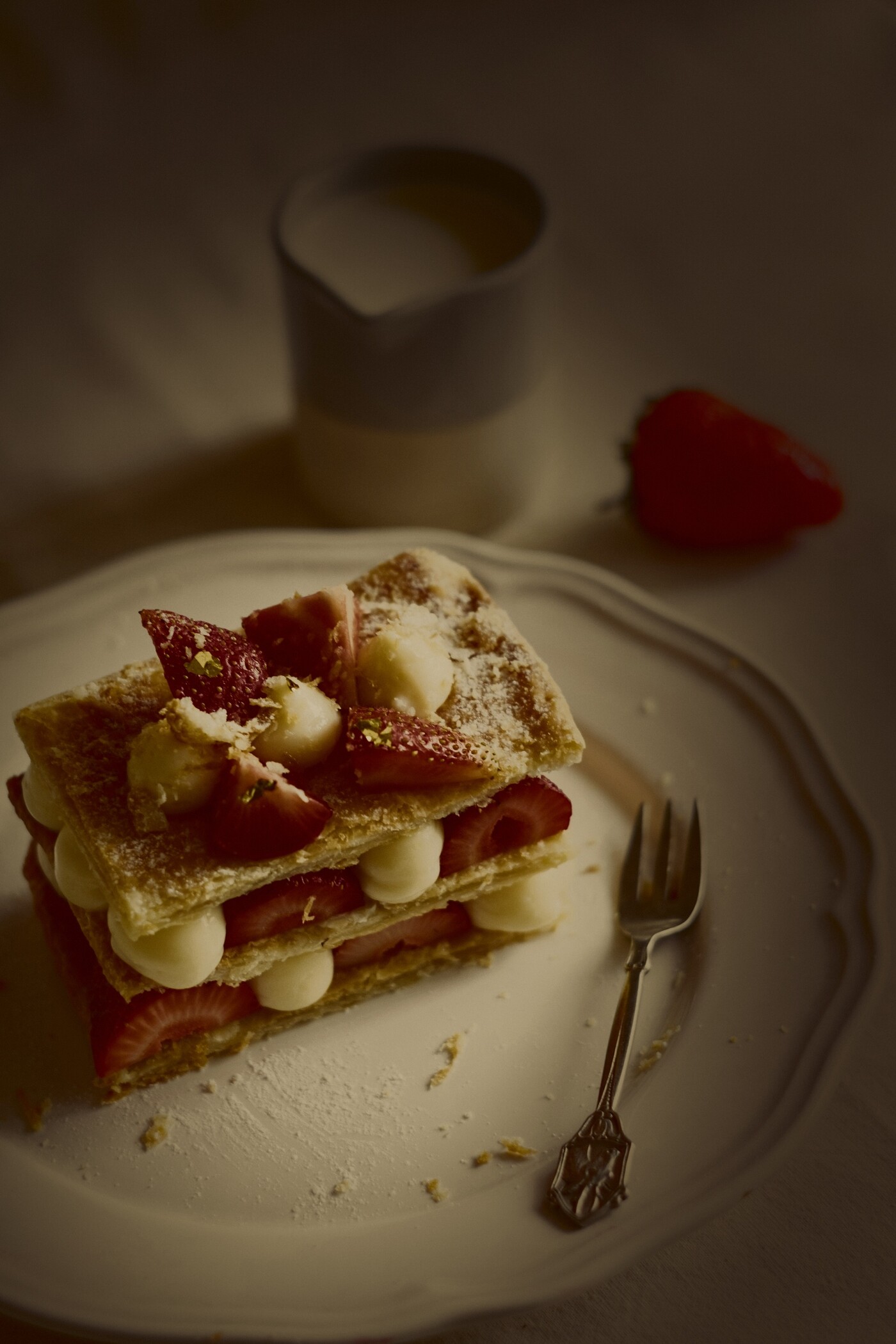 Milhoja de fresas con crema en un plato blanco